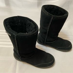 Bearpaw Womens Suede Boots features Suede Leather and Sheepskin Wool size 9